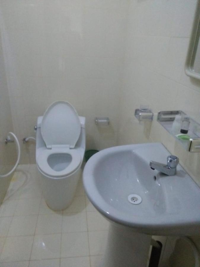 Hotel Yelona เคแกล ภายนอก รูปภาพ