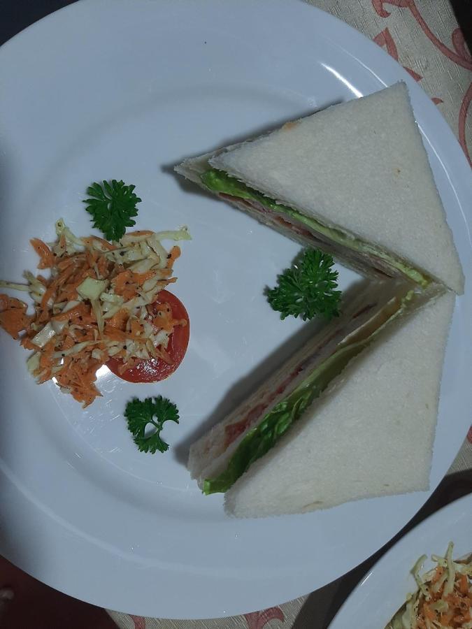 Hotel Yelona เคแกล ภายนอก รูปภาพ